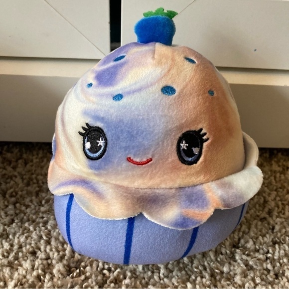 Two SQUISHMALLOWS 5" Scented Mystery Squad Blueberry Muffin and Milkshake No Bag - Picture 5 of 10